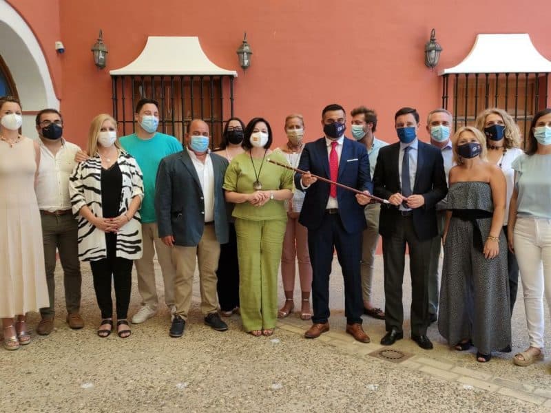 Nuevo equipo de gobierno en Benacazón, con Oropesa como alcalde, ante la presencia de Virginia Pérez. PP
