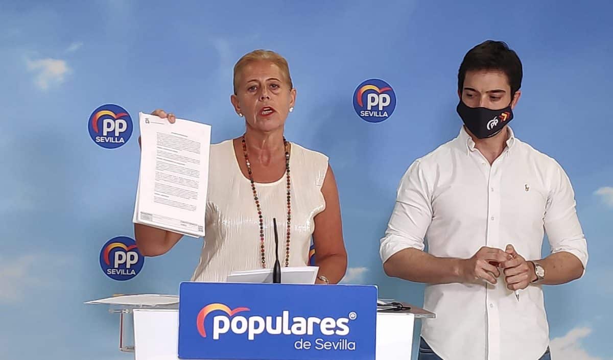 Lola Romero junto a Luis Paniagua, ambos del PP de Bormujos, anuncian esta mañana la querella. Partido Popular.