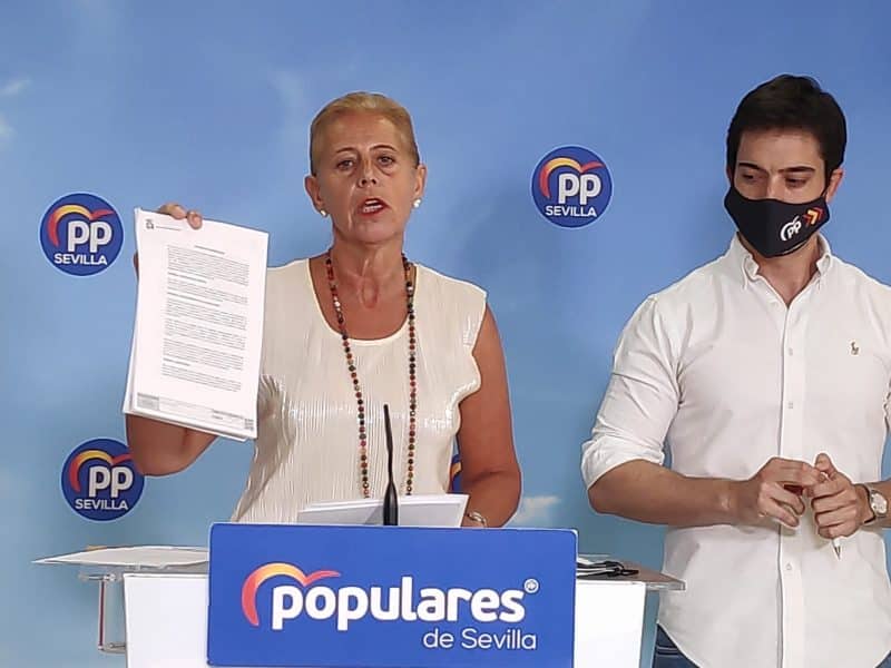 Lola Romero junto a Luis Paniagua, ambos del PP de Bormujos, anuncian esta mañana la querella. Partido Popular.