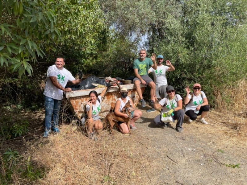 El grupo de OkPlanet junto a residuos recogidos ayer sábado.