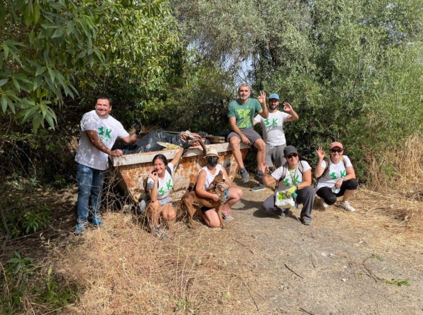 El grupo de OkPlanet junto a residuos recogidos ayer sábado.