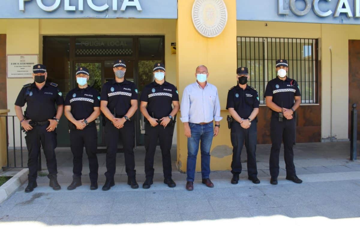 Los nuevos agentes en prácticas y el tutor junto al alcalde Fernando Zamora.