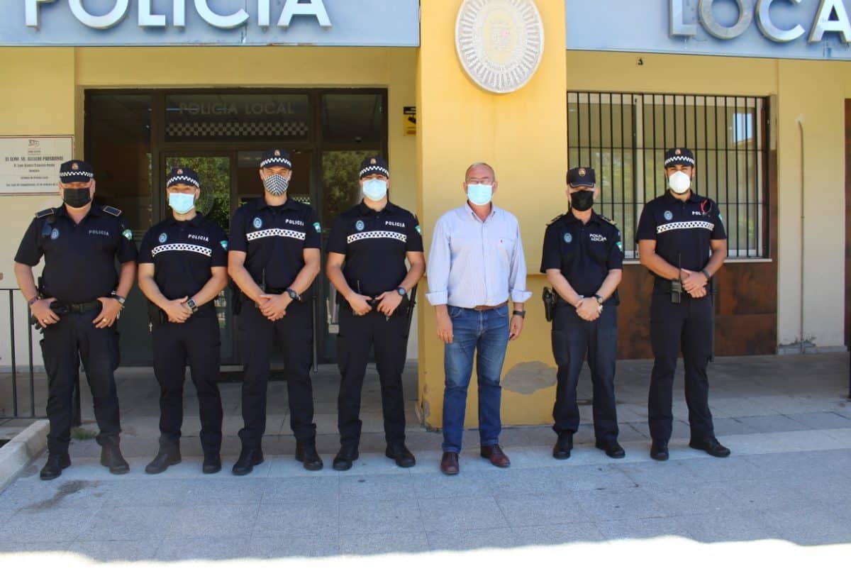 Los nuevos agentes en prácticas y el tutor junto al alcalde Fernando Zamora.