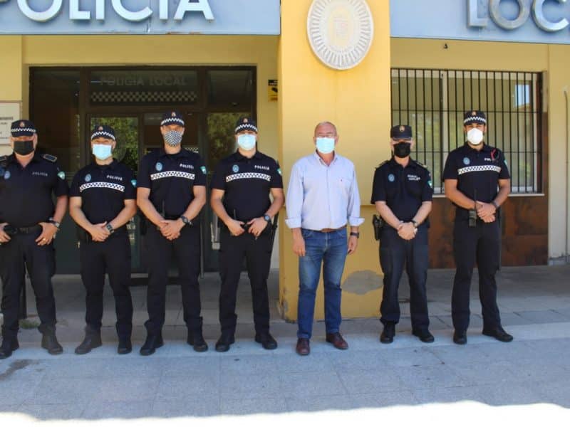Los nuevos agentes en prácticas y el tutor junto al alcalde Fernando Zamora.