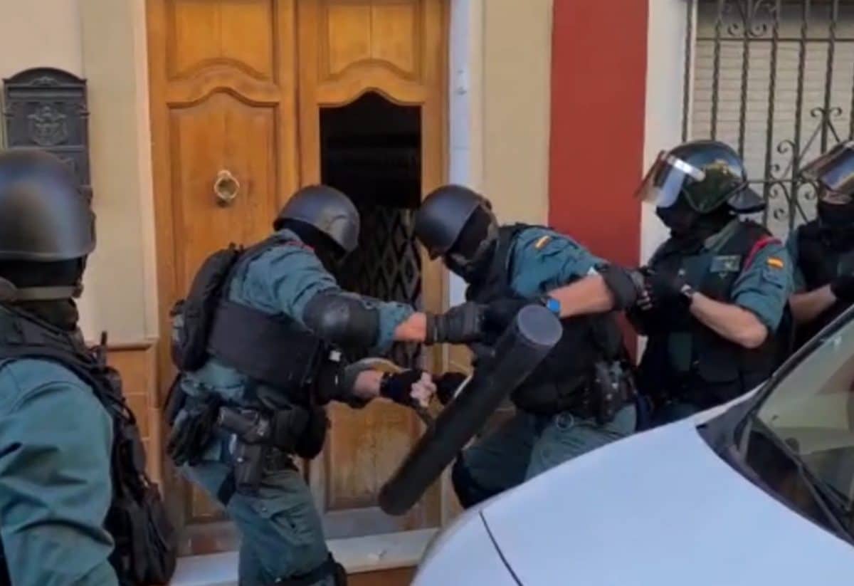 Entrada forzosa en una vivienda para registro durante la operación. Guardia Civil.