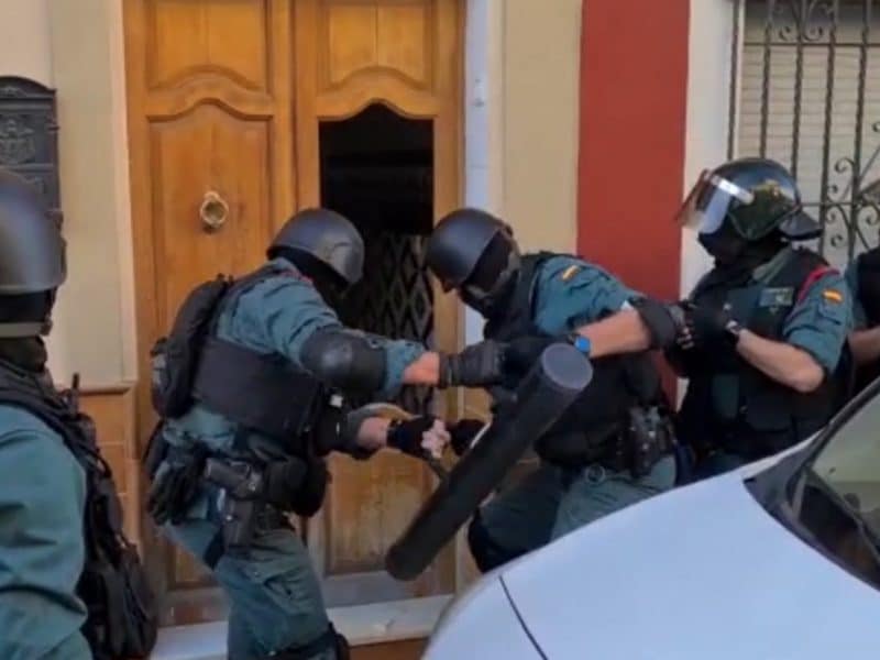 Entrada forzosa en una vivienda para registro durante la operación. Guardia Civil.