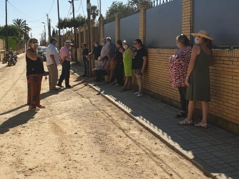 Familias del Sector F reunidas para intentar impedir los cortes.
