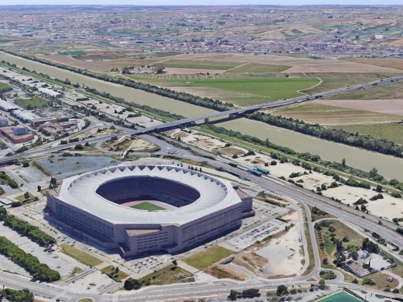 Estadio de la Cartuja con el Aljarafe de fondo.