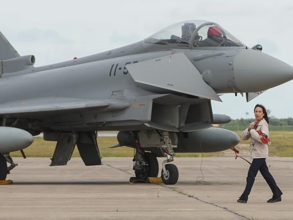 La ministra de Defensa en funciones, Margarita Robles, visita el Ala 11 y el Segundo Escuadrón de Apoyo al Despliegue Aéreo en la Base de Morón en Sevilla.
