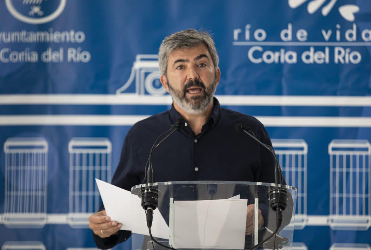 El alcalde de Coria del Río, Modesto González, durante la rueda de prensa informando del primer caso del año de virus del Nilo. Europa Press.