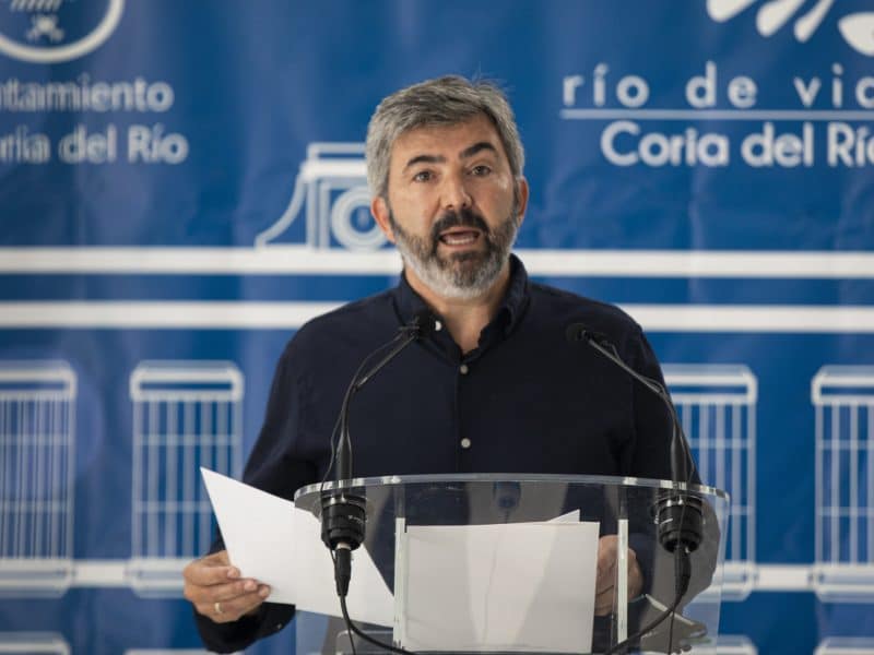 El alcalde de Coria del Río, Modesto González, durante la rueda de prensa informando del primer caso del año de virus del Nilo. Europa Press.
