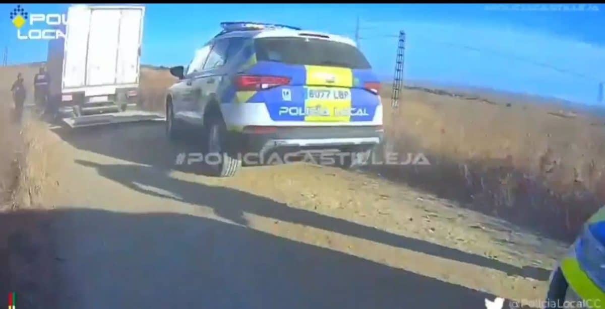 La Policía Local persigue al supuesto ladrón de un camión de supermercado.