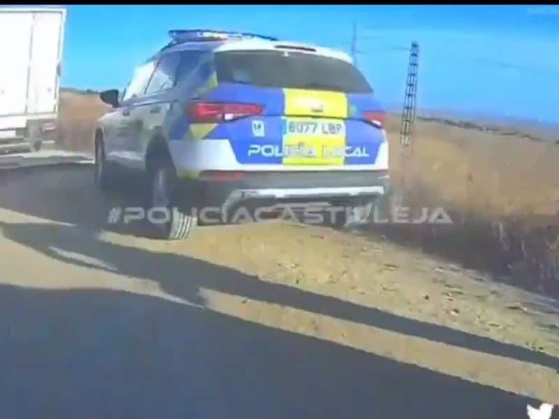 La Policía Local persigue al supuesto ladrón de un camión de supermercado.