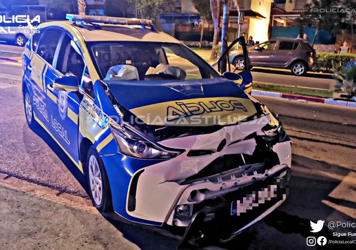 Patrullero embestido por el conductor que huía / Policía Local