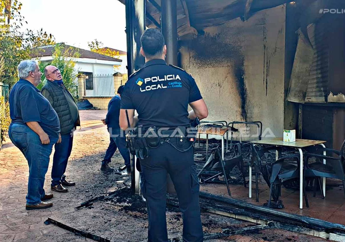 Estado del kiosco de Castilleja de la Cuesta tras el incendio