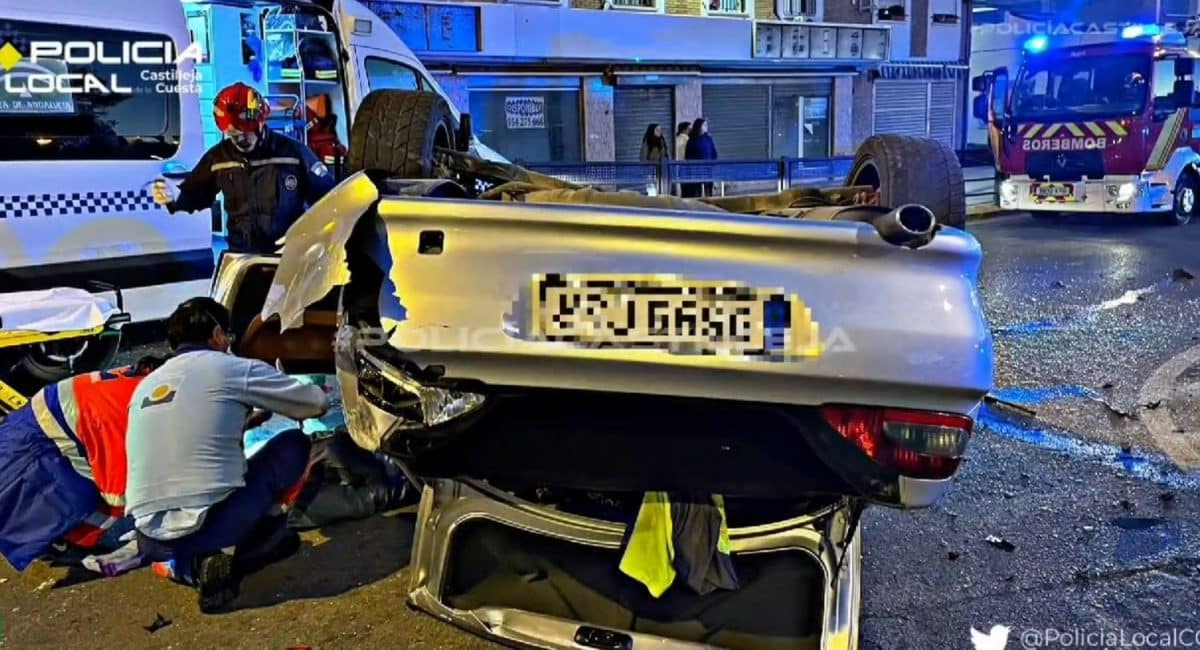 El coche quedó volcado en la calzada / P Local Castilleja