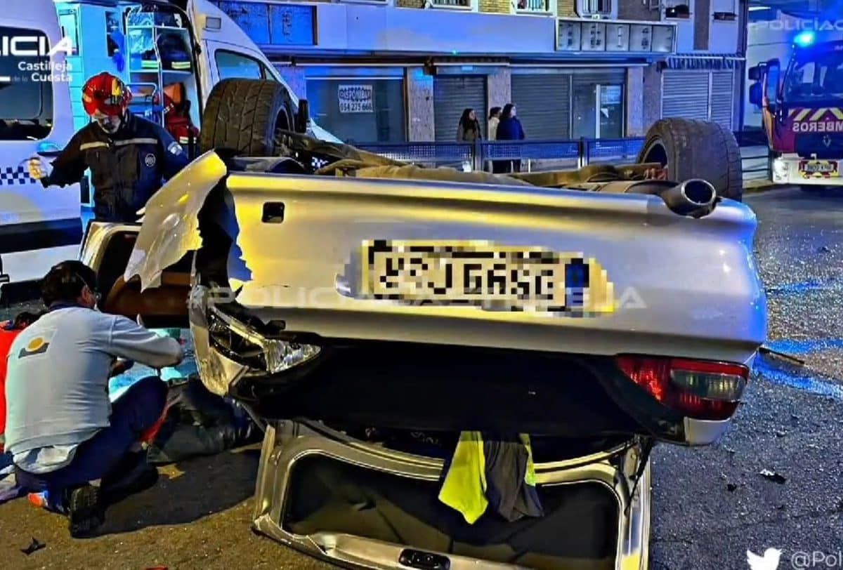 El coche quedó volcado en la calzada / P Local Castilleja