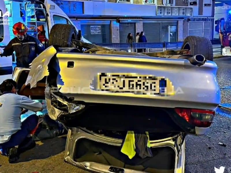 El coche quedó volcado en la calzada / P Local Castilleja