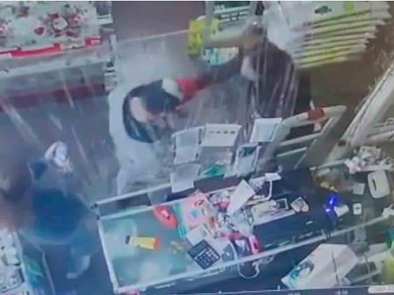 Imagen del robo de la caja registradora del bazar en Sanlúcar La Mayor