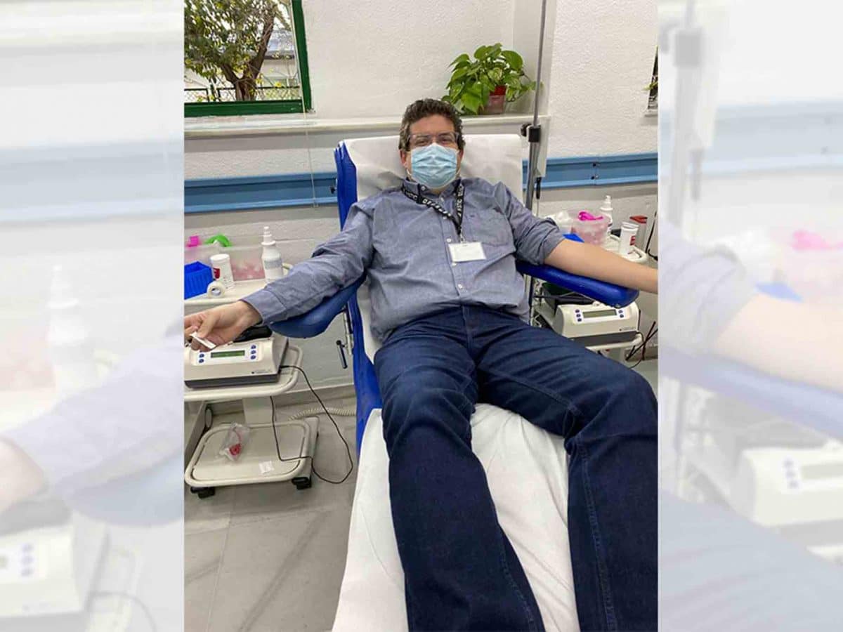 Sanitarios del Virgen del Rocío donan sangre
