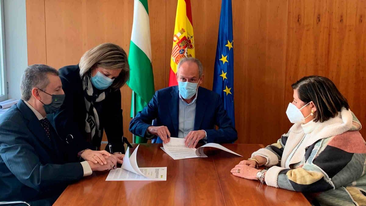 Firma del convenio de colaboración entre ONCE y Ayuntamiento de Tomares