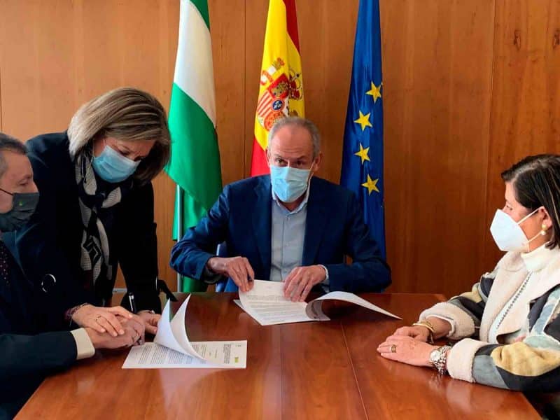 Firma del convenio de colaboración entre ONCE y Ayuntamiento de Tomares