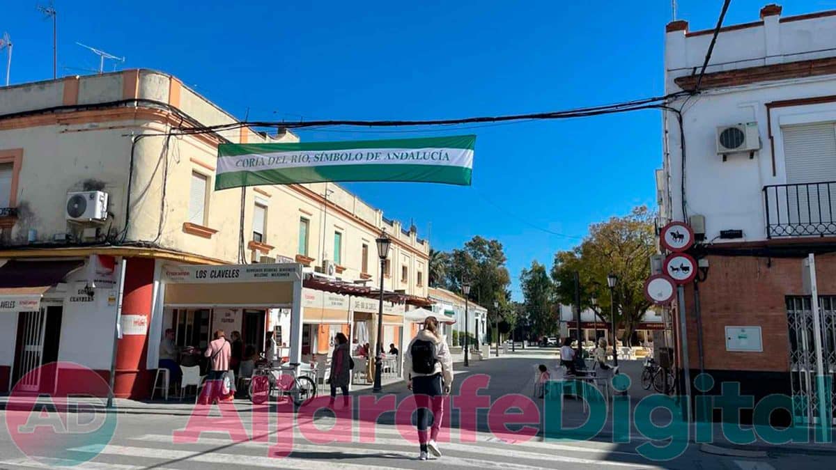 Imagen de una de las calles principales de Coria del Río en la que se recuerda el Día de Andalucía / Clara Fajardo