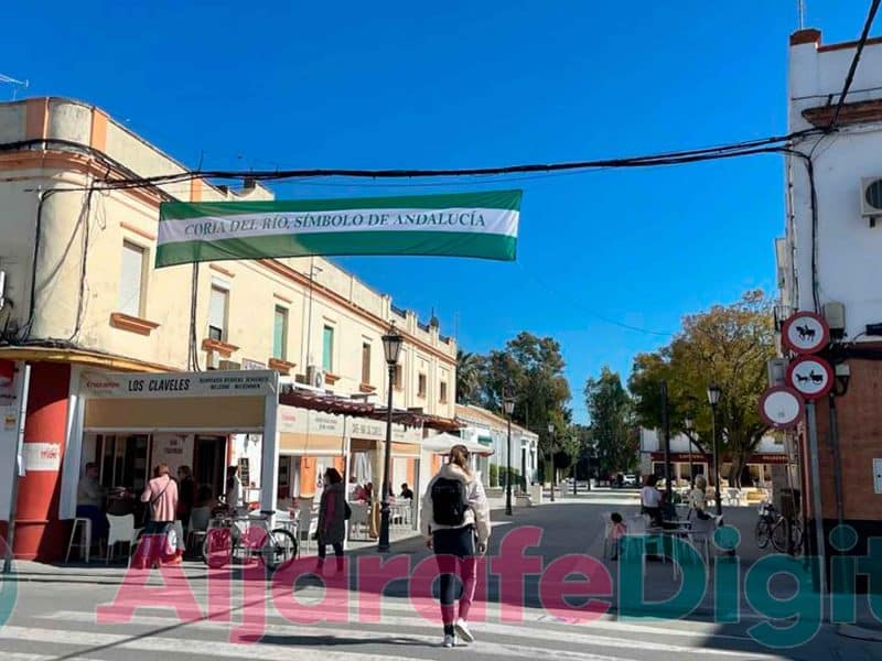 Imagen de una de las calles principales de Coria del Río en la que se recuerda el Día de Andalucía / Clara Fajardo