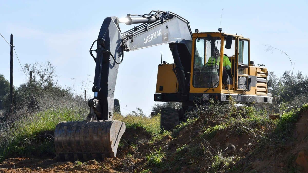 Máquinas en las obras de vía ciclopedal entre Tomares, Castilleja y Bormujos