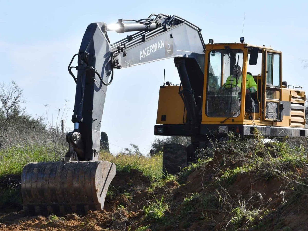 Máquinas en las obras de vía ciclopedal entre Tomares, Castilleja y Bormujos