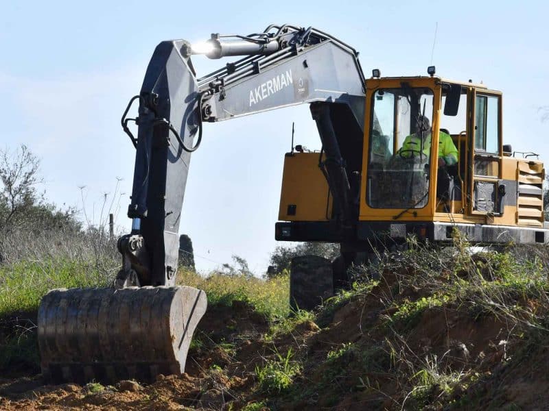 Máquinas en las obras de vía ciclopedal entre Tomares, Castilleja y Bormujos