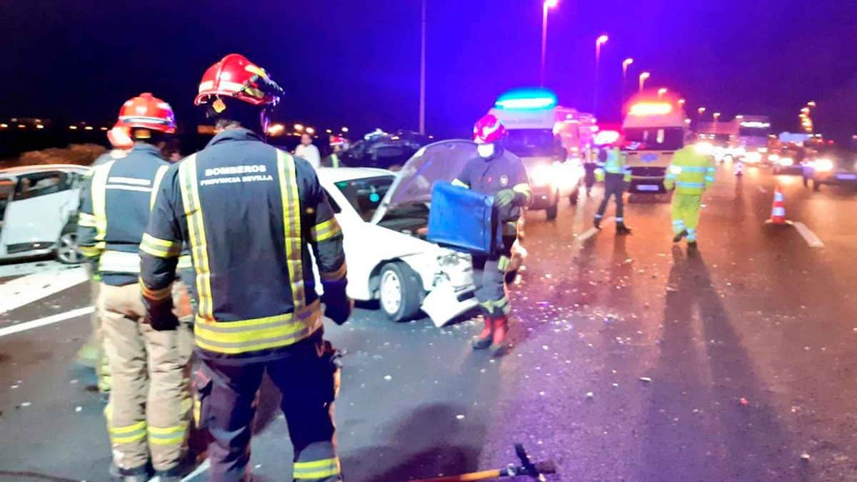 Imagen del accidente de la SE-30 a la altura de Camas / AD