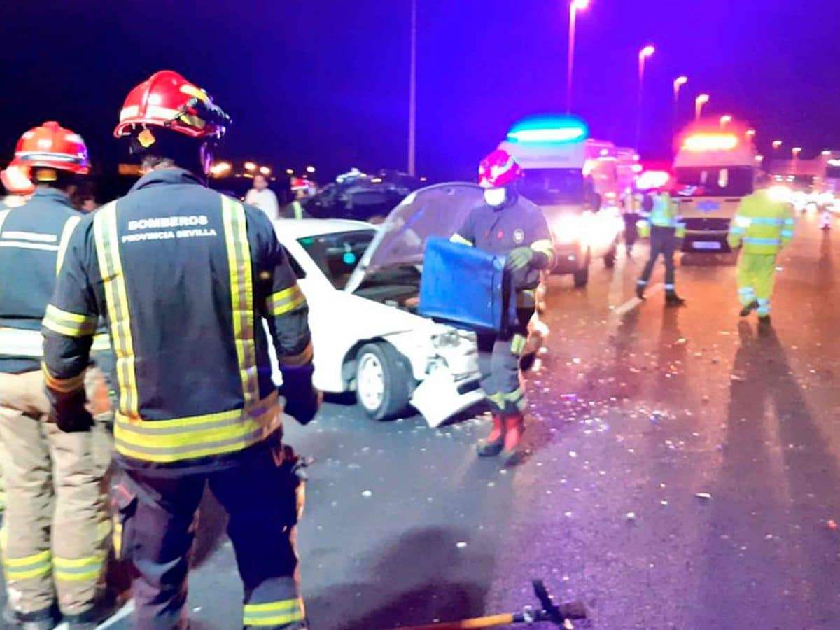 Imagen del accidente de la SE-30 a la altura de Camas / AD