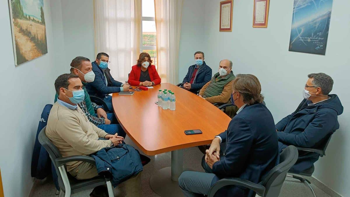 Reunión de transportistas de Huévar advirtiendo de un posible paro / AD