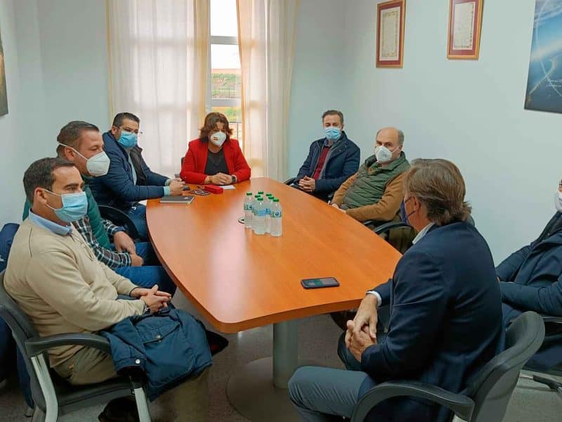 Reunión de transportistas de Huévar advirtiendo de un posible paro / AD