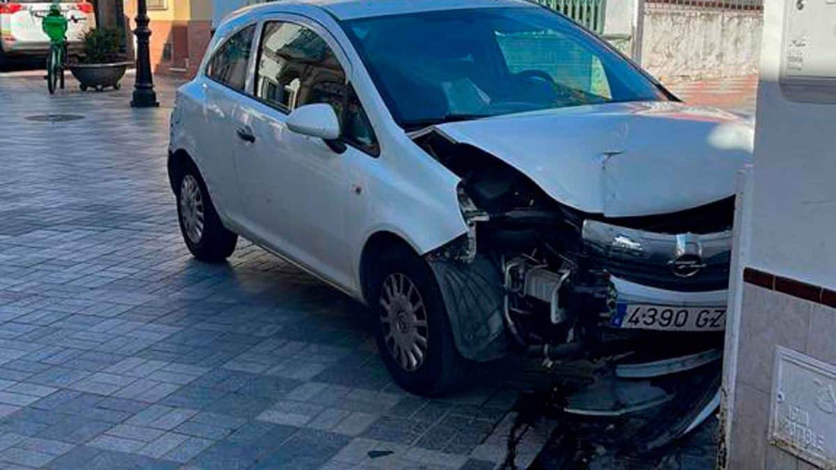 Un coche choca en una vía principal de Tomares contra un muro /AD