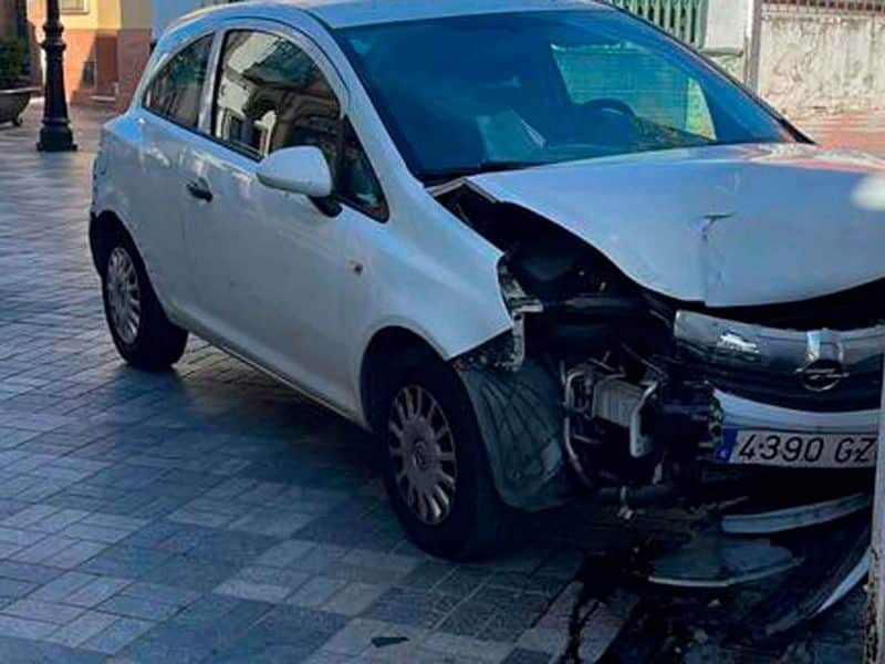 Un coche choca en una vía principal de Tomares contra un muro /AD