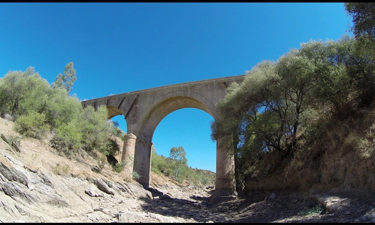 Puente del antiguo ferrocarril que pasaba por Aznalcóllar / AD