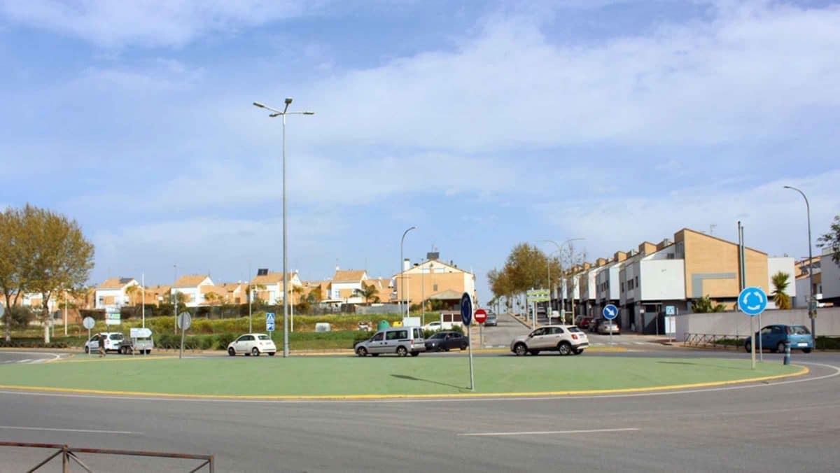 Rotonda frente a Mercadona de Espartinas / AD