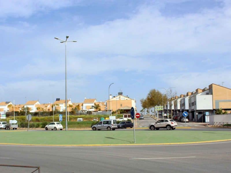 Rotonda frente a Mercadona de Espartinas / AD