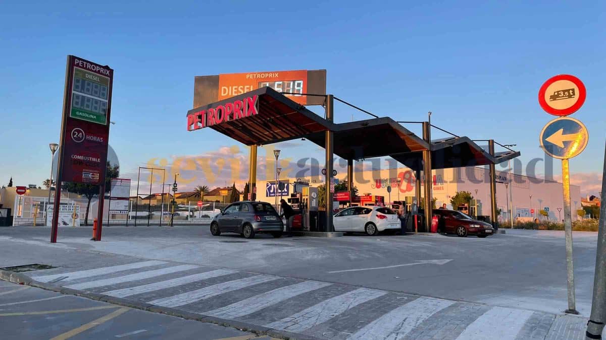 Imagen de una gasolinera low cost en Gines / AD