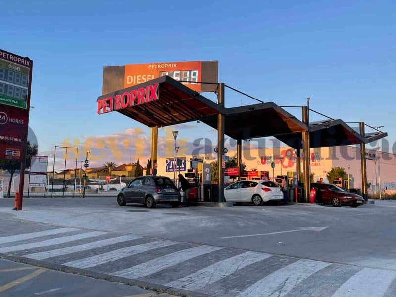 Imagen de una gasolinera low cost en Gines / AD