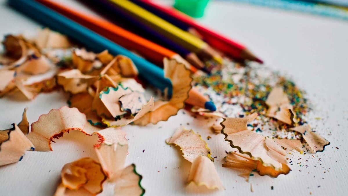 Lápices de colores de una escuela / Pixabay