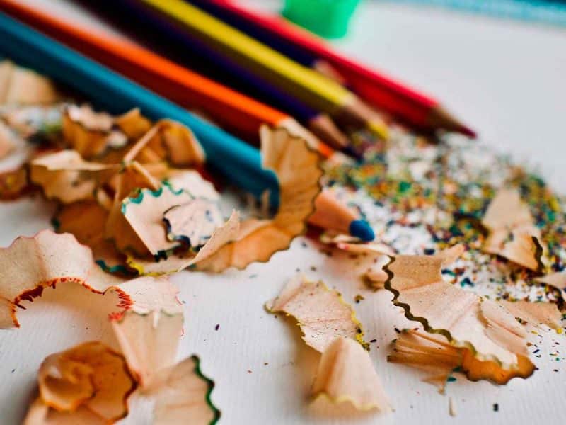 Lápices de colores de una escuela / Pixabay