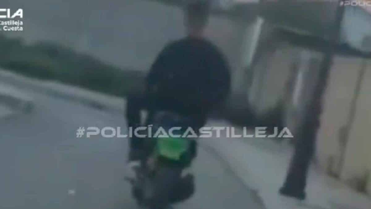 Imagen del menor sin permiso para circular en un ciclomotor / AD