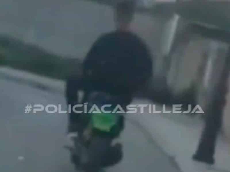 Imagen del menor sin permiso para circular en un ciclomotor / AD