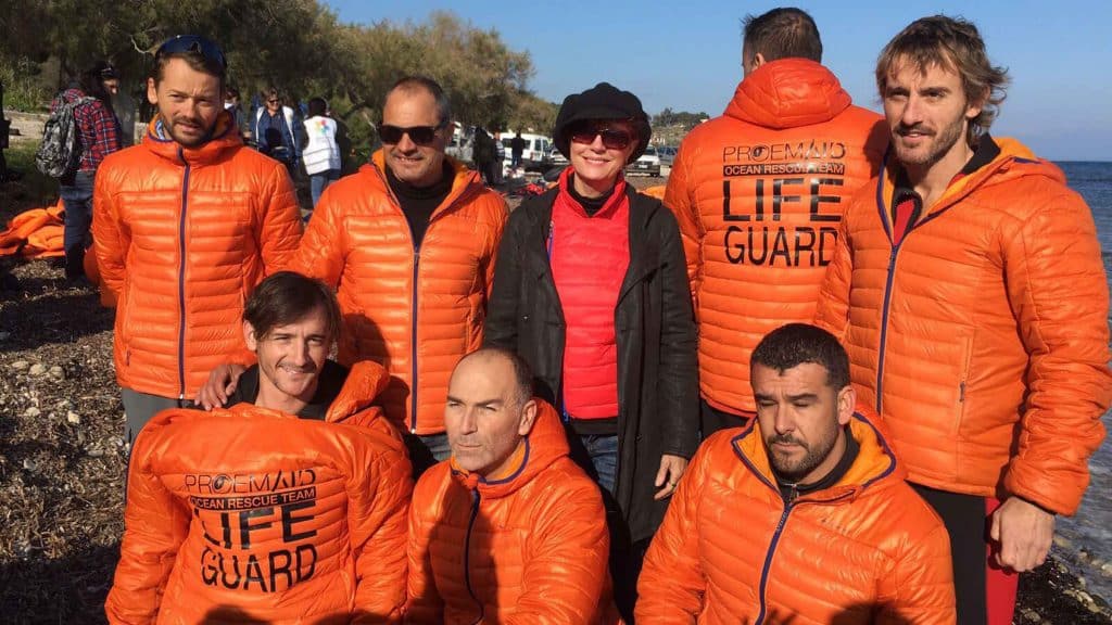 Imagen de voluntarios de Proemaid en Lesbos acompañados por la actriz Susan Sarandon / AD