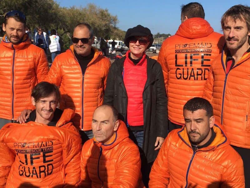 Imagen de voluntarios de Proemaid en Lesbos acompañados por la actriz Susan Sarandon / AD