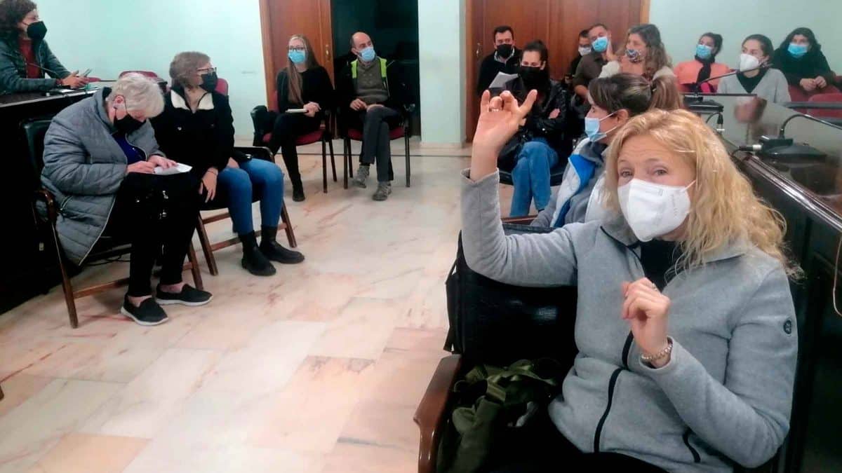 Imagen de la reunión con voluntarias de San Juan de Aznalfarache en el control de colonias de gatos / AD