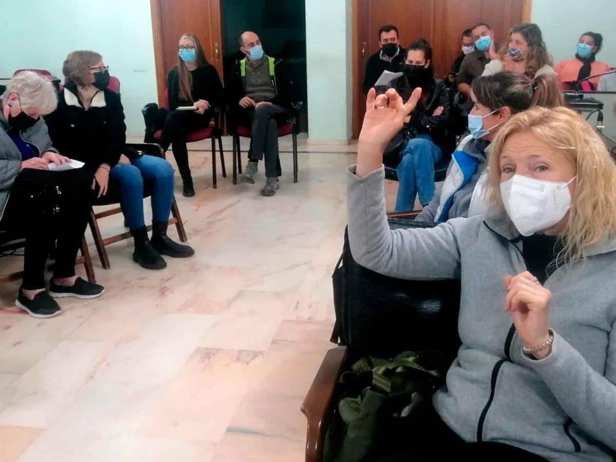Imagen de la reunión con voluntarias de San Juan de Aznalfarache en el control de colonias de gatos / AD